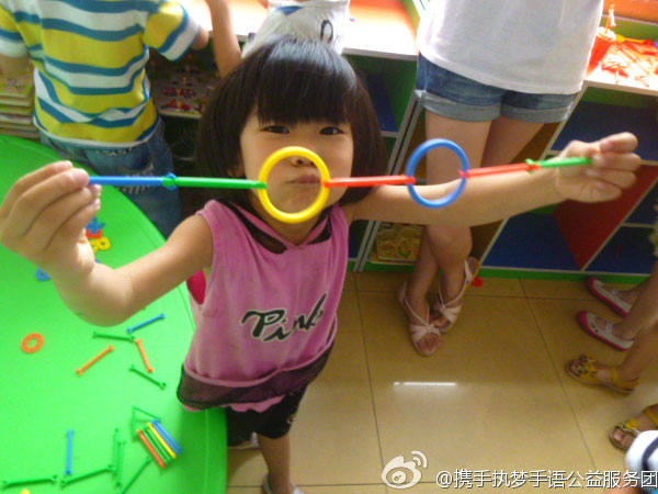 7��8����8��15�գ�ɽ�|������W(xu��)���y�ֈ�(zh��)�������Z�������(w��)�F(tu��n)��ɽ�|�Ͳ��e�k�˞���37��Ĺ������������������؅^(q��)���L�@����ͯ�ļ�ͥ���˽Ⲣӛ��@����ͯ����ͽ�����r���_չ�o�ϵK���Z��Ӗ(x��n)�ࡣ�D��ɽ�|ʡ�Ͳ��а��`����(f��)���ĵĺ��ӂ�չʾ�����Ą�(chu��ng)���ֹ���