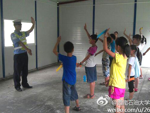 7��24�գ�����ʯ�ʹ�W(xu��)У��(b��o)ӛ�߈F(tu��n)���Ű�֧��־Ը�(du��)�o���ӂ�����(l��i)��һ�ò�һ�ӵ��I(y��)�w�(y��n)�n�����а������t(y��)�����ώ����������ƌW(xu��)������ώ���N�I(y��)���(du��)�T��ϣ�������ӂ�?c��)ڸ���(g��)�I(y��)�ώ�ָ��(d��o)�����܌�(du��)δ��(l��i)���������M(m��n)ϣ�����D�顰���������ڽ̌�(d��o)���ӂ���ָͨ�]�Ļ��A(ch��)�ք�(sh��)��