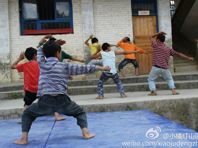 7��31������С�ٟ���ɽ�^(q��)���W(xu��)����֧���(du��)��ǭ����ؑ�S�h�����l(xi��ng)����С�W(xu��)����20���֧�̻�Ӽ����Y(ji��)���������������ҵ�Ͷ�뵽����ˇ�R�ݵĜ�(zh��n)���A�����D�麢�ӂ��ڞ�R���u�����ž���