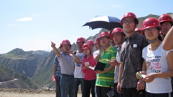 7��9����ʯ���Ӵ�W(xu��)��������顱�F(tu��n)�(du��)�ڶ���ǰ����˹����ˮ���м~���̣���(sh��)���{(di��o)�п�˹����ˮ���м~���̵ĵ��|(zh��)��r���D���(du��)�T�����J(r��n)�� ȡ�����ώ����v�⡣