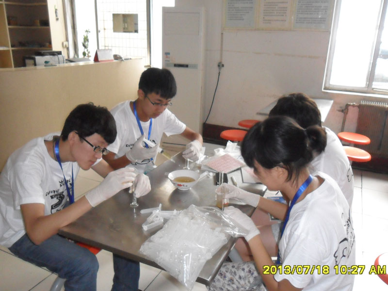 7��27�������ϴ�W(xu��)���YԴ�ɡ��������(hu��)��(sh��)�`���(du��)���_(d��)��һ��(g��)��(sh��)�`�ء����ĳ����(du��)�T���R��ͣ��ǰ����һ��(g��)ȡ���c(di��n)�M(j��n)��ȡ�ӹ������D���(du��)�T��?c��)ڌ?00ml�Ę�Ʒ�b�M(j��n)20��(g��)С������ԇ��ƿ�С�