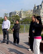 網(wǎng)友參觀晉陽湖　　晉陽湖項目原投資計劃為2.2億元，區(qū)域內(nèi)五座橋為景觀橋。為完善其功能，強化景觀提升效果，對部分項目進行了優(yōu)化、提升，包括將區(qū)域內(nèi)五座景觀橋改為市政橋并新增兩座市政橋。