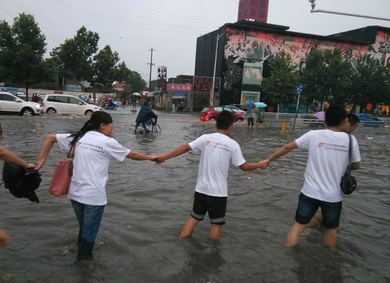 ���_��W(xu��)���A�Ǉ�ɫ���{(di��o)���(du��)�����ʝ��{(di��o)�У�ż��һ���������(du��)�T�������eˮ�����ַ���ǰ����