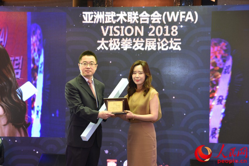 周玉波總經(jīng)理向中國貿(mào)促會駐韓國代表處首席代表楊曉軍頒發(fā)了感謝牌。裴埈基攝