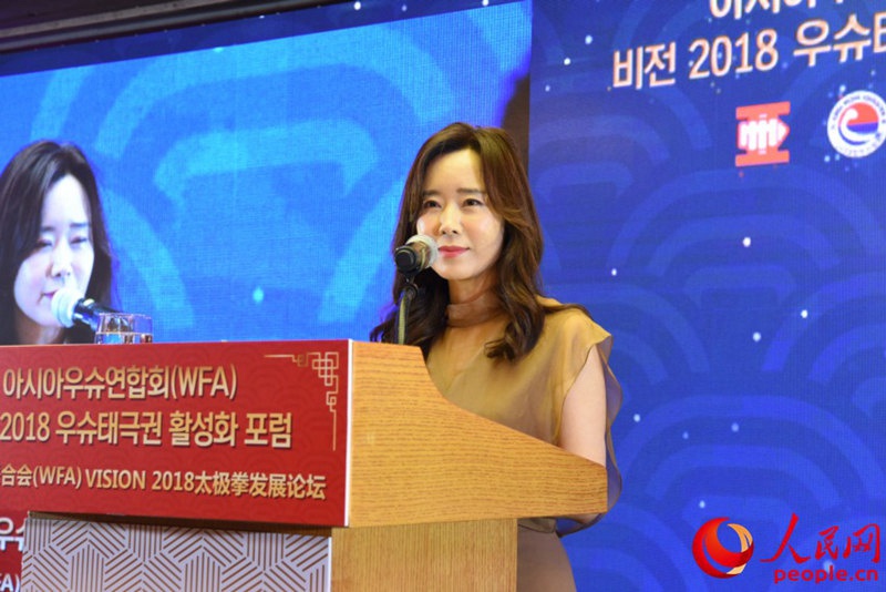 人民網(wǎng)韓國公司總經(jīng)理周玉波出席論壇並致辭。裴埈基攝