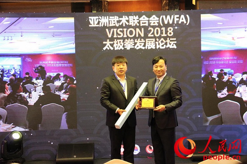 樸昶范會(huì)長(zhǎng)向昌世旅游集團(tuán)會(huì)長(zhǎng)金星天授予了感謝牌。