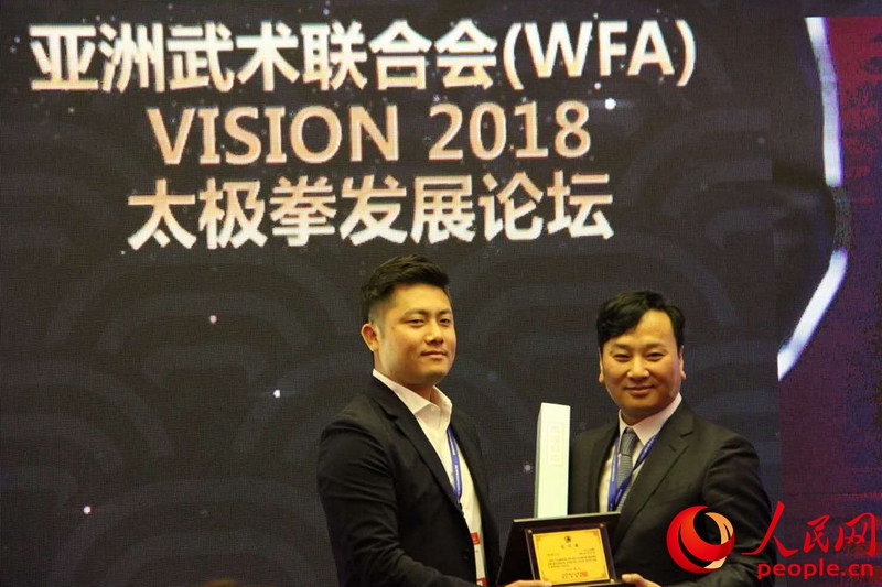 樸昶范會長向納諾電子化學公司總經(jīng)理沈益滸授予了感謝牌（副總經(jīng)理崔龍代替領(lǐng)獎）。