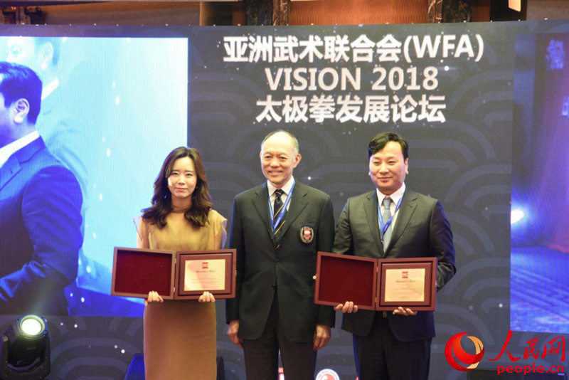 霍震寰主席向周玉波總經(jīng)理和樸昶范會(huì)長(zhǎng)頒發(fā)了功勞獎(jiǎng)。裴埈基攝