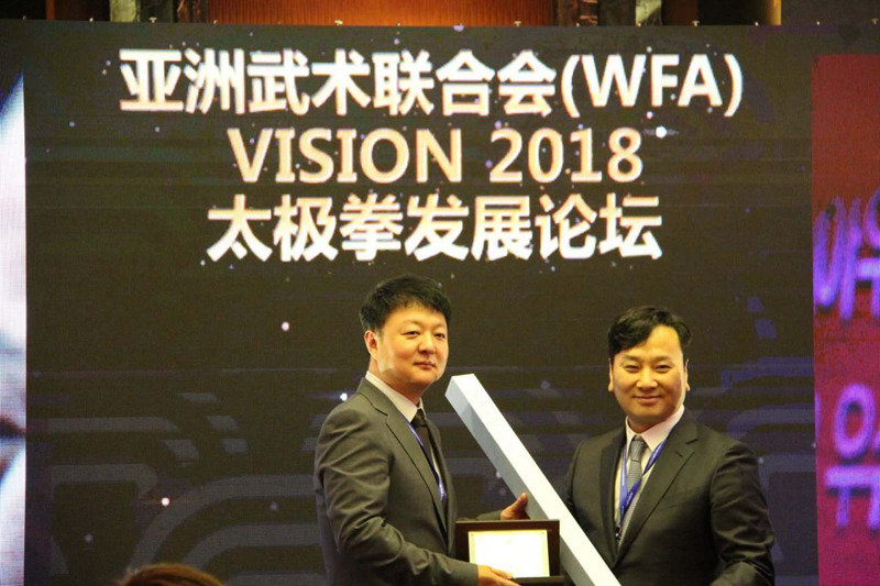 樸昶范會長向納諾生物制劑公司總經(jīng)理鄭尚熏授予了感謝牌。