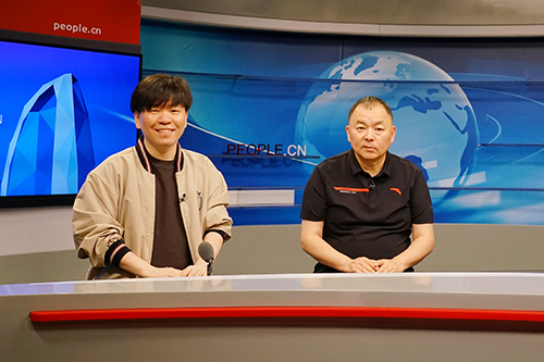 電影頻道節(jié)目中心副總編輯王平久(右)、音樂制作人常石磊(左)做客人民網(wǎng)。人民網(wǎng)記者 皇甫萬里 攝