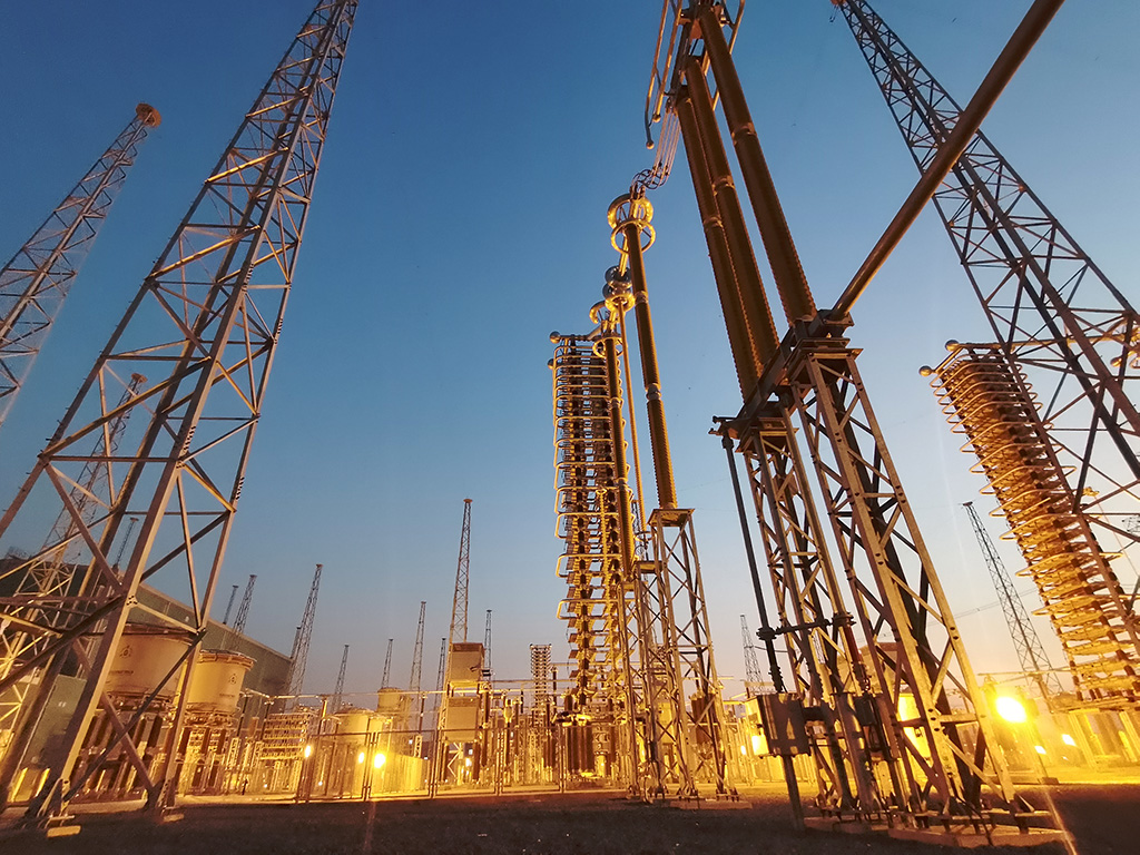 ±660kV巴基斯坦默蒂亞里-拉合爾（默拉）直流輸電項(xiàng)目拉合換流站夜景。（國家電網(wǎng)供圖）