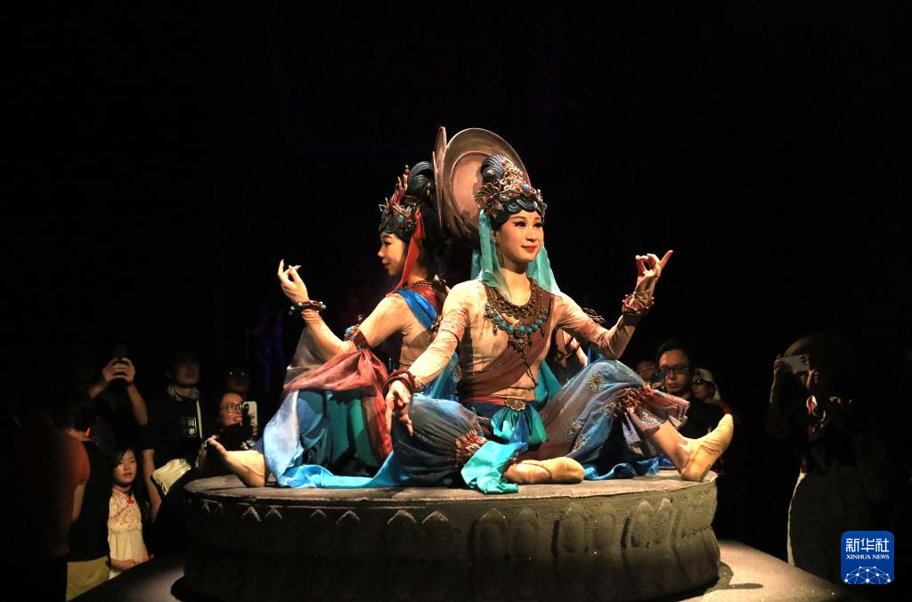 8月5日晚，游客在甘肅省敦煌市觀看大型洞窟式沉浸體驗劇《樂動敦煌》。 新華社發(fā)（張曉亮 攝）