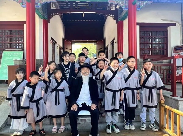 聽孔廟歷史見證人——白胡子爺爺講述臨沂城過去的故事。臨沂市博物館供圖