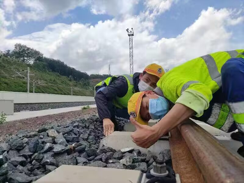 佟郎（左）正在檢修鐵路。受訪者供圖
