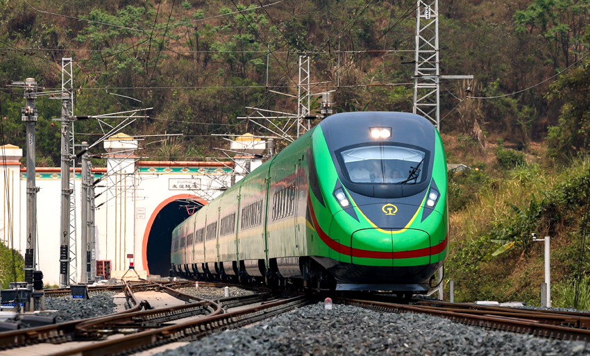 “復(fù)興號(hào)”動(dòng)車組列車駛過友誼隧道。徐章位攝