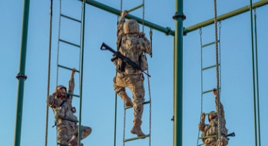 第71集團(tuán)軍某旅組織強(qiáng)化訓(xùn)練