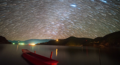 雙子座流星雨點(diǎn)亮麗江夜空